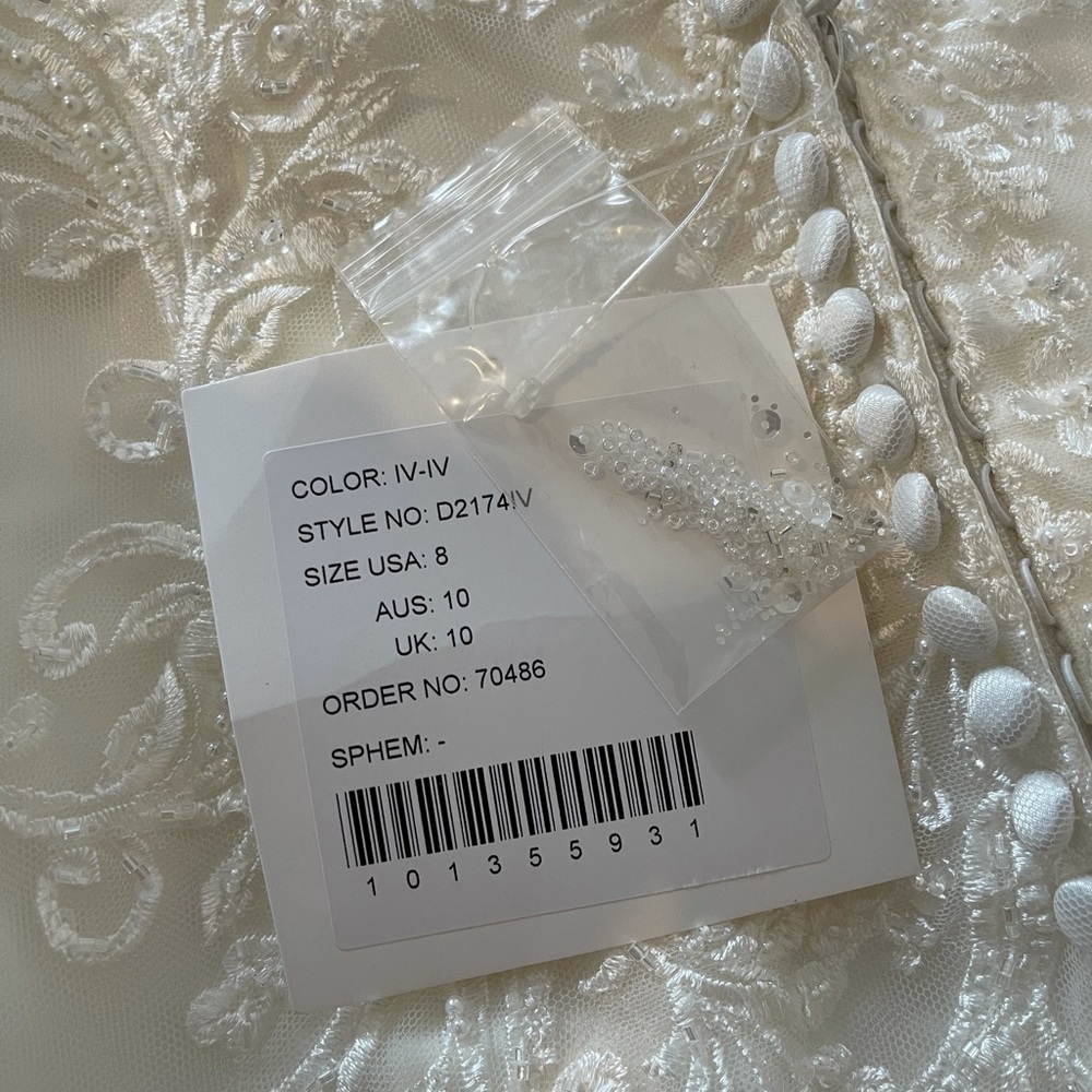 Wedding dress! Brand new Kenneth Winston wedding dress! It’s a size 8 in ivory! - Picture 13 of 16